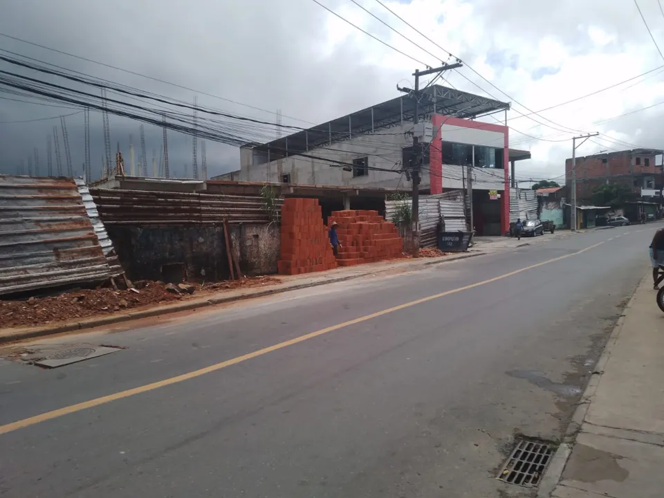 Acidente aconteceu na avenida Aliomar Baleeiros, por volta das 8h