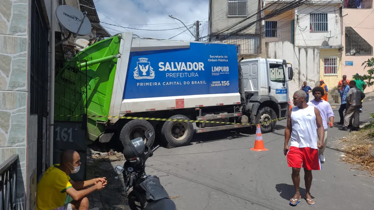 O Corpo de Bombeiros foi acionado para remover o caminhão do local