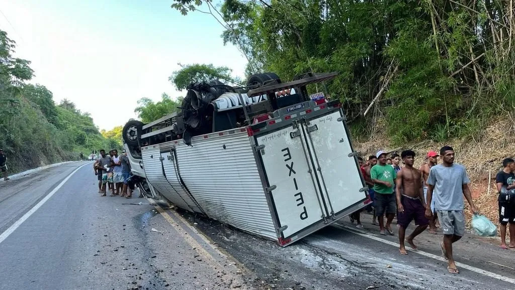Veículo seguia para Salvador quando tombou ao sair da pista