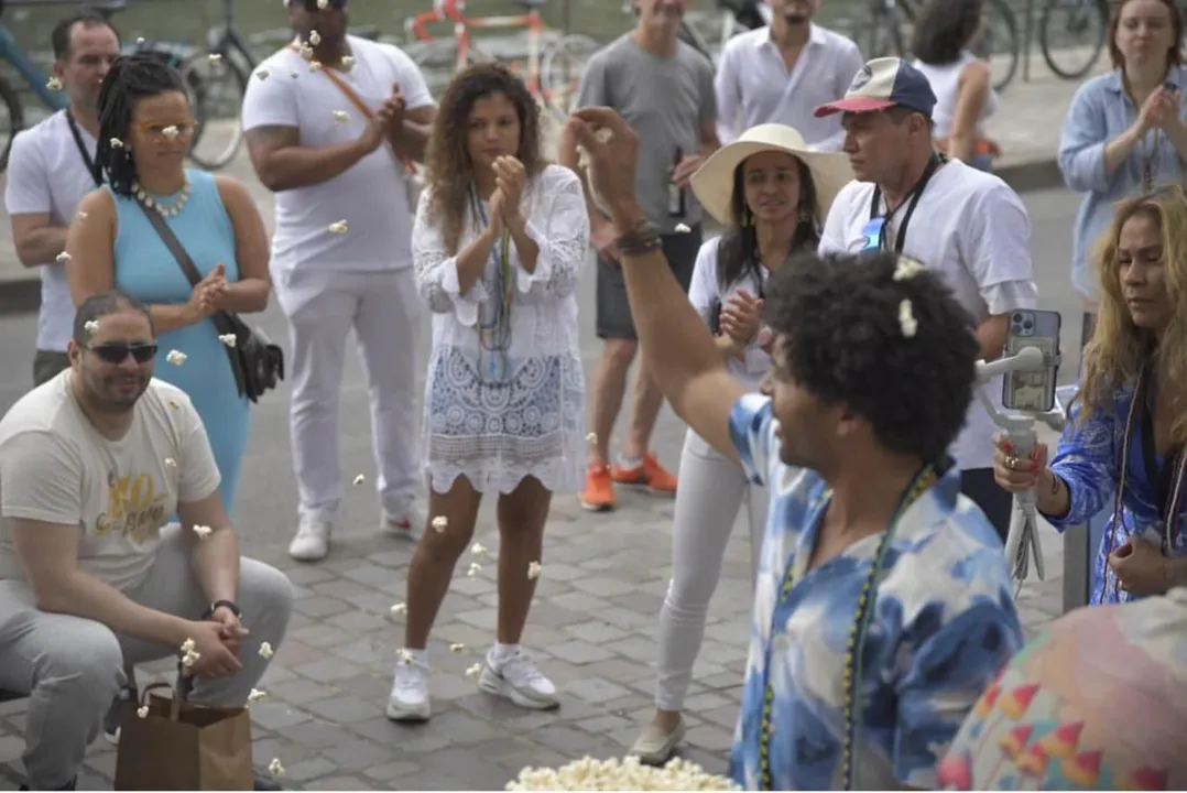 Tom da Bahia leva celebração cultural-religiosa para a comuna de Saint-Ouen, há poucos quilômetros da capital