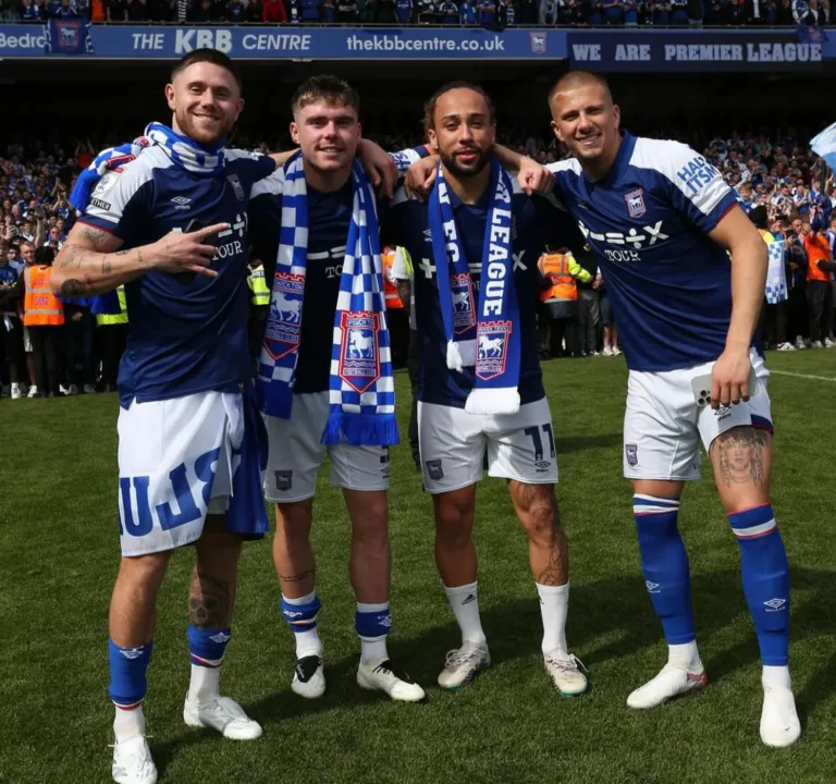 Jogadores comemorando acesso à Premier League