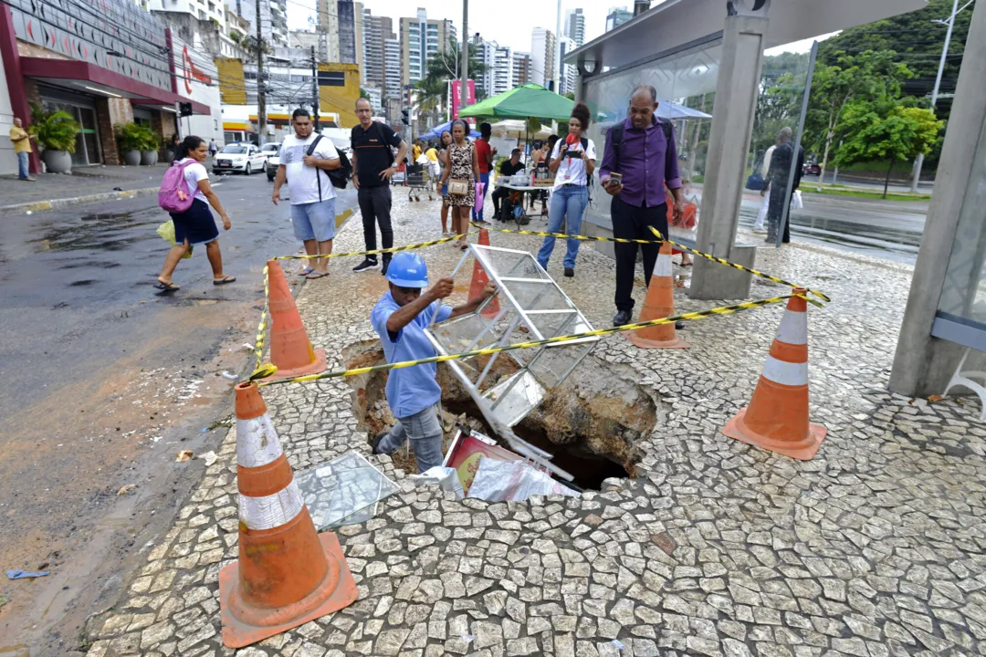 Cratera perto de um ponto de ônibus na Av. Centenário se abriu, ‘engolindo’ 4 pessoas e um carrinho de lanche