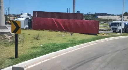 Imagem ilustrativa da imagem Carreta com algodão tomba em viaduto de Águas Claras