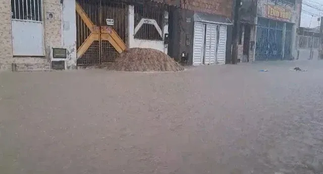 Carro foi arrastado para córrego com força da água da chuva