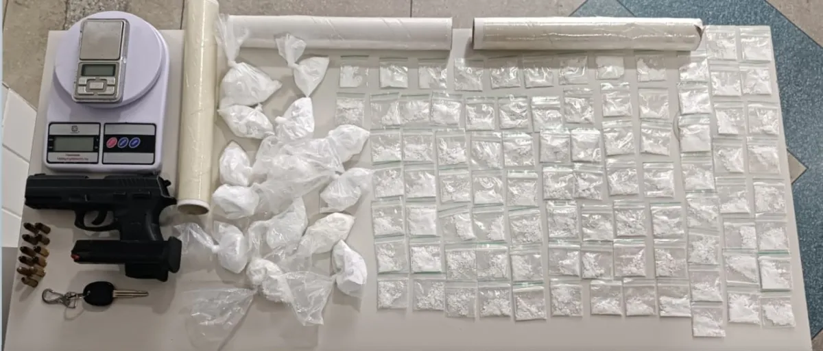 Foram encontrados diversos materiais dentro do carro