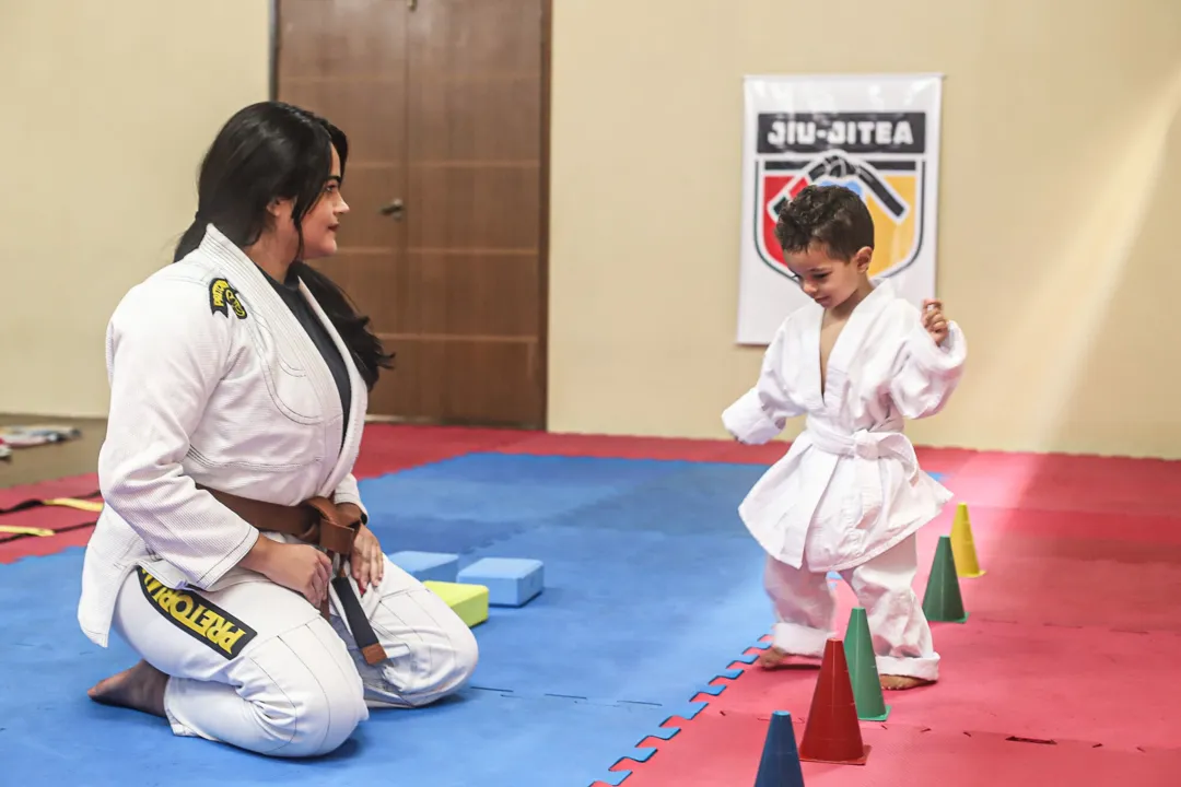 Ex-atleta Alycia Reis e o filho Arthur, uma criança neuroatípica com autismo nível 2