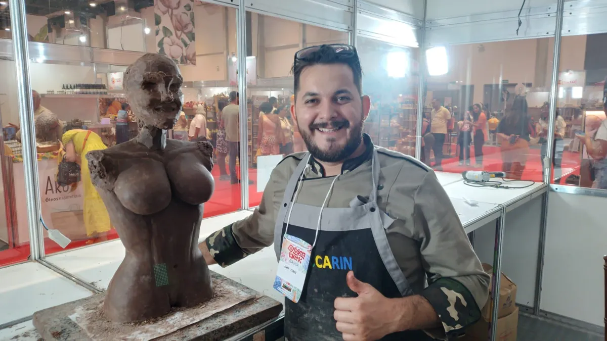 Imagem ilustrativa da imagem Chef de cozinha faz escultura de baiana em homenagem às mulheres