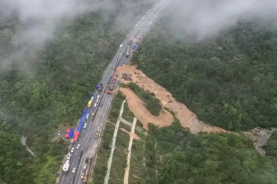 Muitos veículos caíram na cratera e na encosta ao lado da estrada