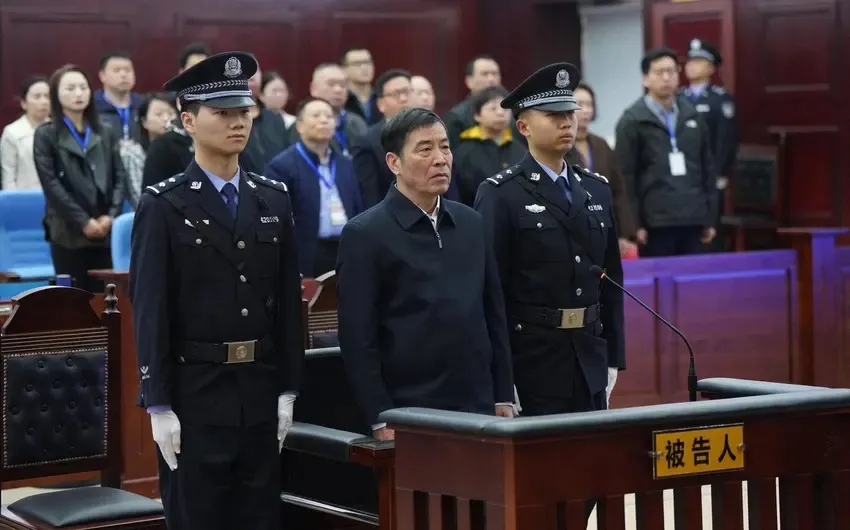 Ex-dirigente Chen Xuyuan durante julgamento