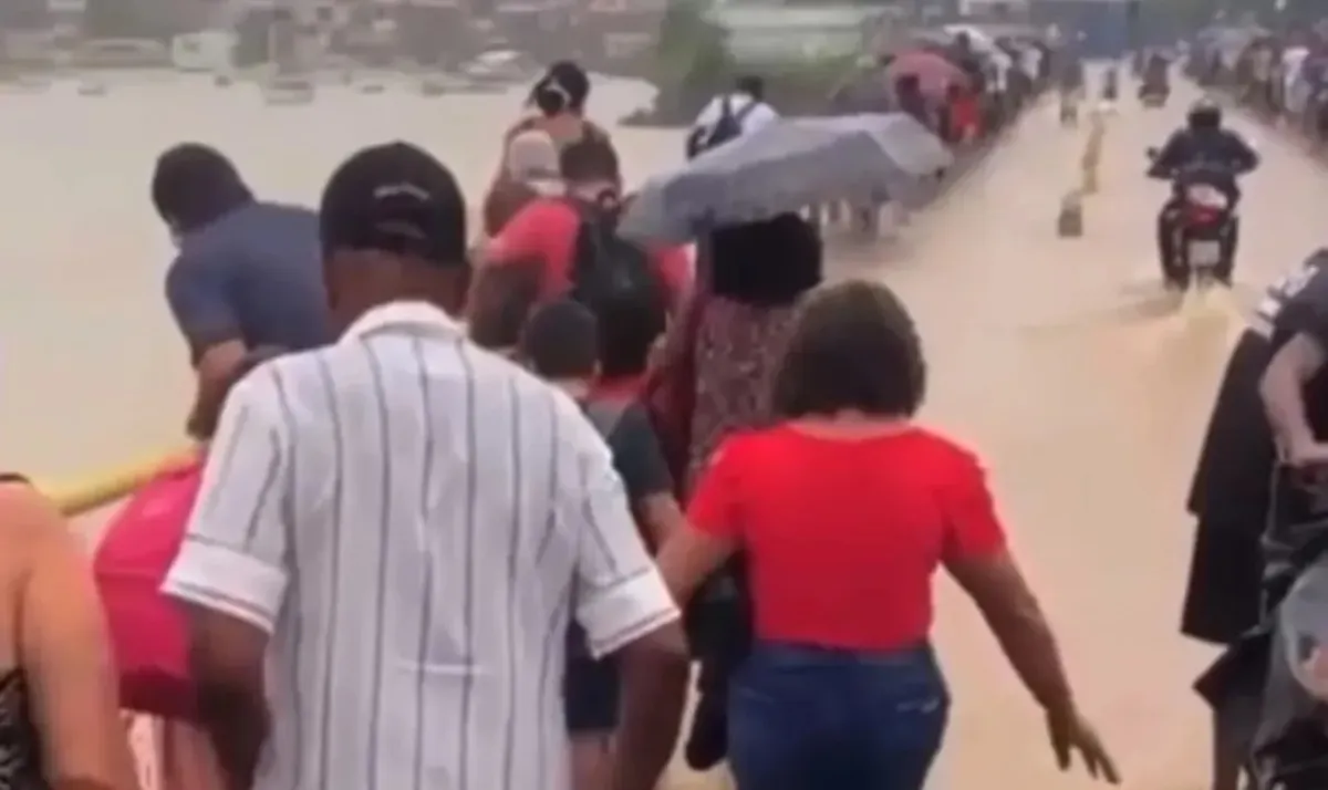 Água invadiu vários pontos do Terminal Bom Despacho