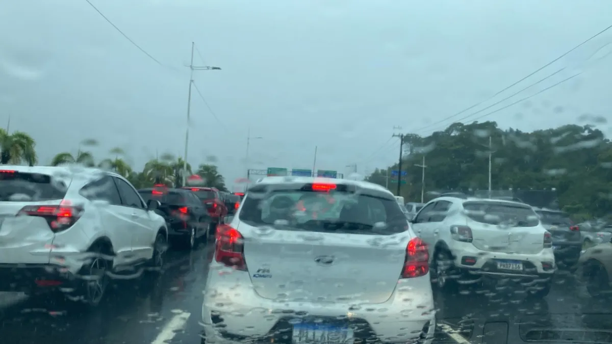 Trânsito está congestionada na Av. Paralela