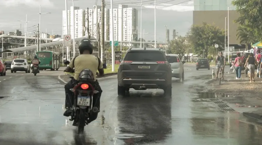 Algumas regiões de Salvador já começam a sofrer alagamentos