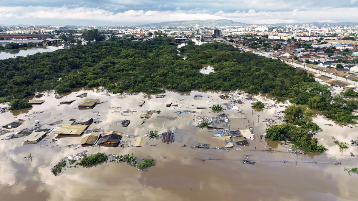 Vista aérea das ruas alagadas do bairro Sarandi, em Porto Alegre