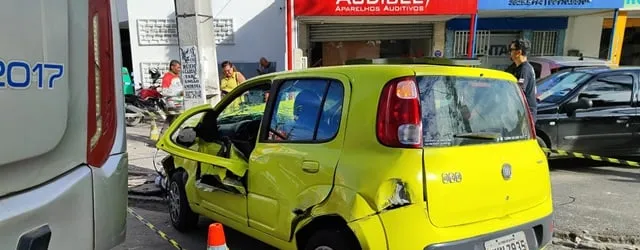 O motorista do carro foi levado para o Hospital Emec