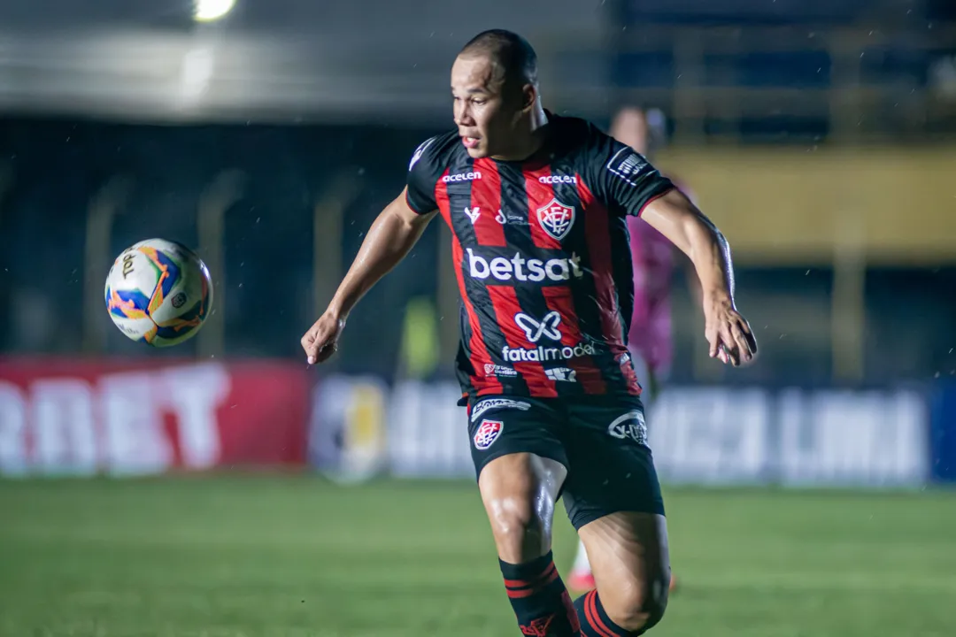 Caio Dantas em ação pelo Vitória