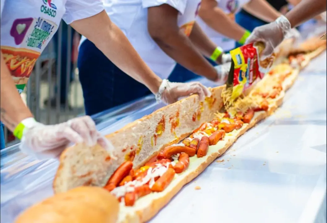 Cachorro-quente de 62 metros e outros 6 mil lanches individuais foram distribuídos em 7,4 mil pedaços para os presentes na festa