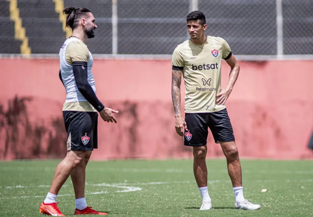 Léo Gamalho e Camutanga em treino do Vitória nesta sexta-feira, 29
