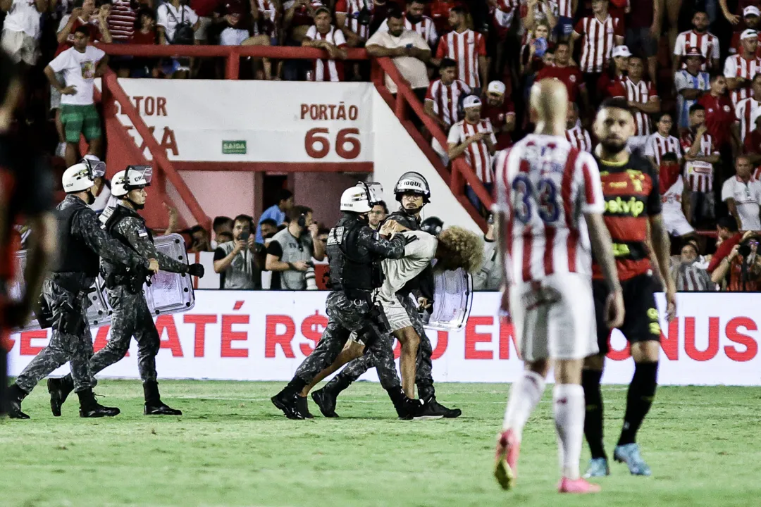 Homem invade campo durante Náutico x Sport