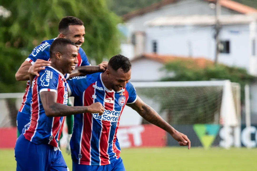 David Duarte comemora gol com companheiros