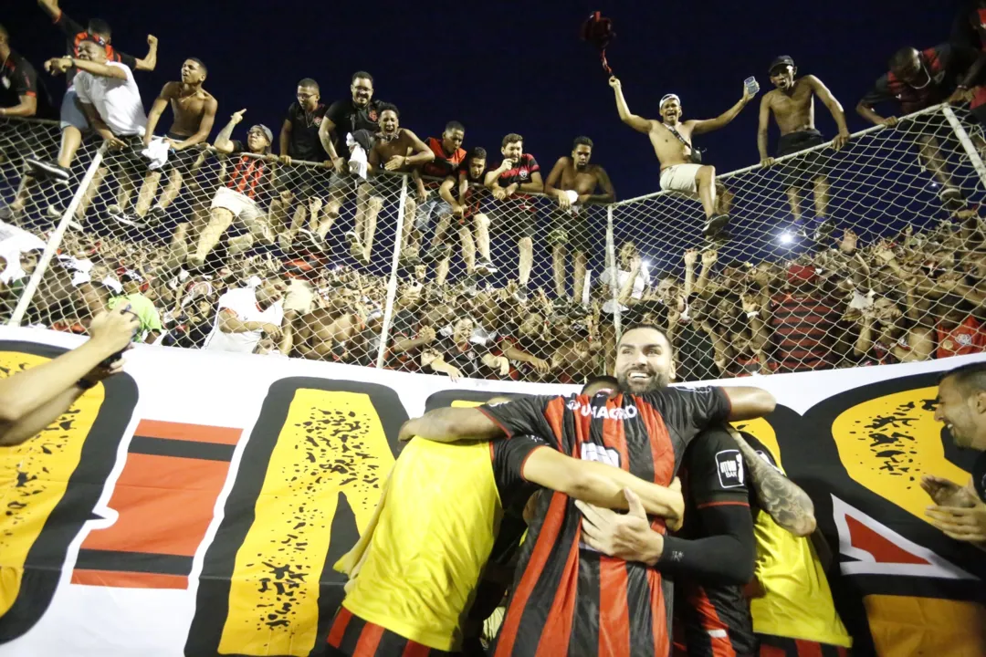 Jogadores e torcida do Vitória comemorando após virada