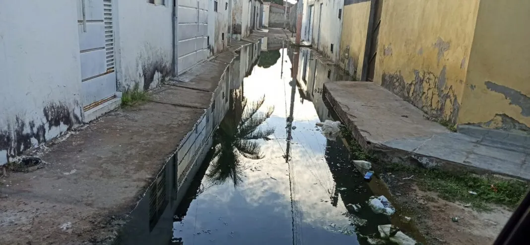 Moradores de um bairro da cidade reclamam que esgoto retorna e estoura dentro das residências