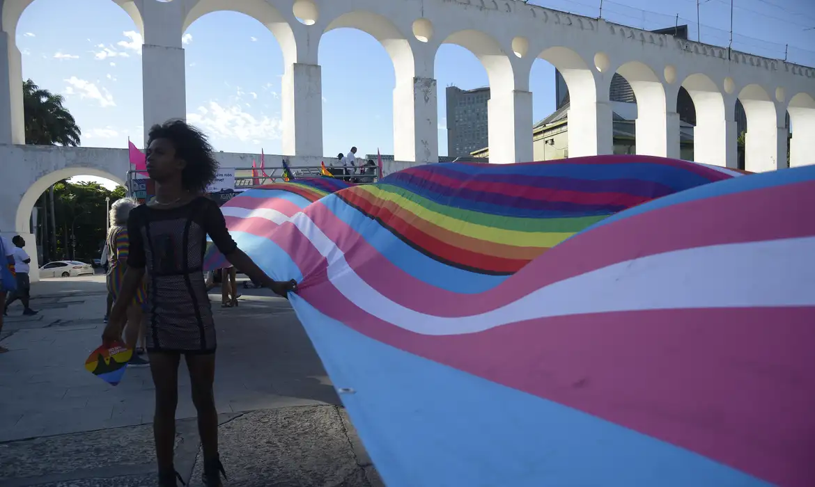 No Brasil denuncia que, em 2022, ocorreram 273 mortes LGBT de forma violenta no país, sendo 228 assassinatos, segundo o Observatório de Mortes e Violências contra LGBTI+