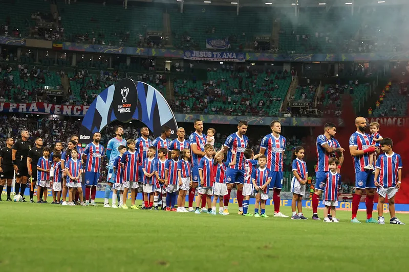 Elenco tricolor durante partida contra o Criciúma, na última terça-feira, 30.