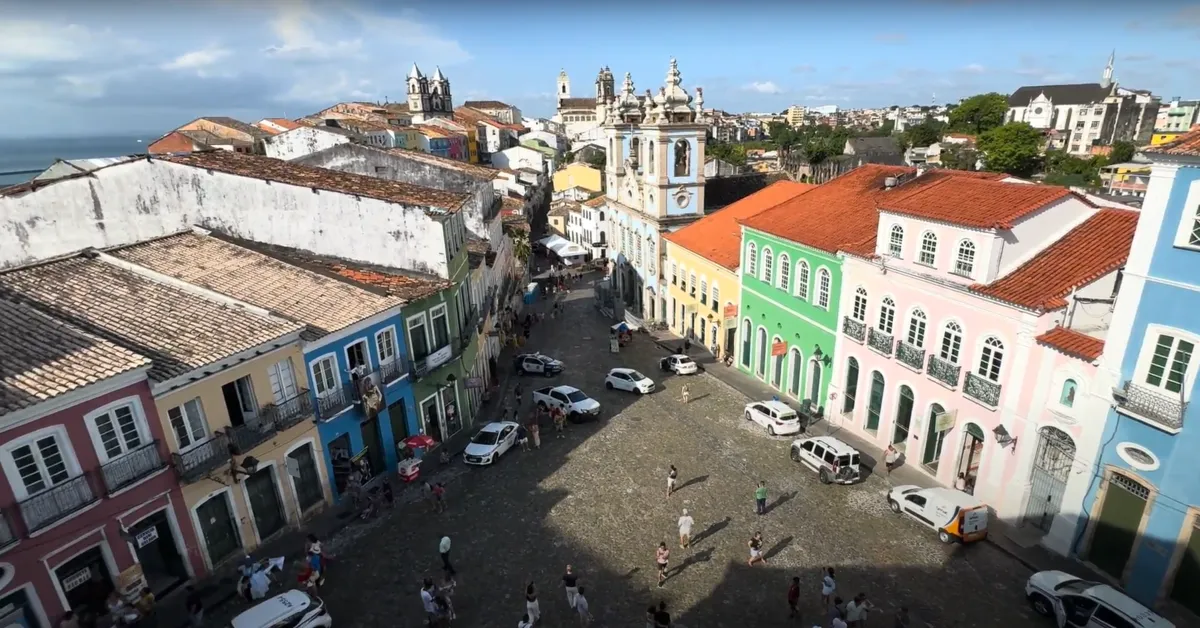 Moradores e turistas passeiam pelo Centro Histórico de Salvador