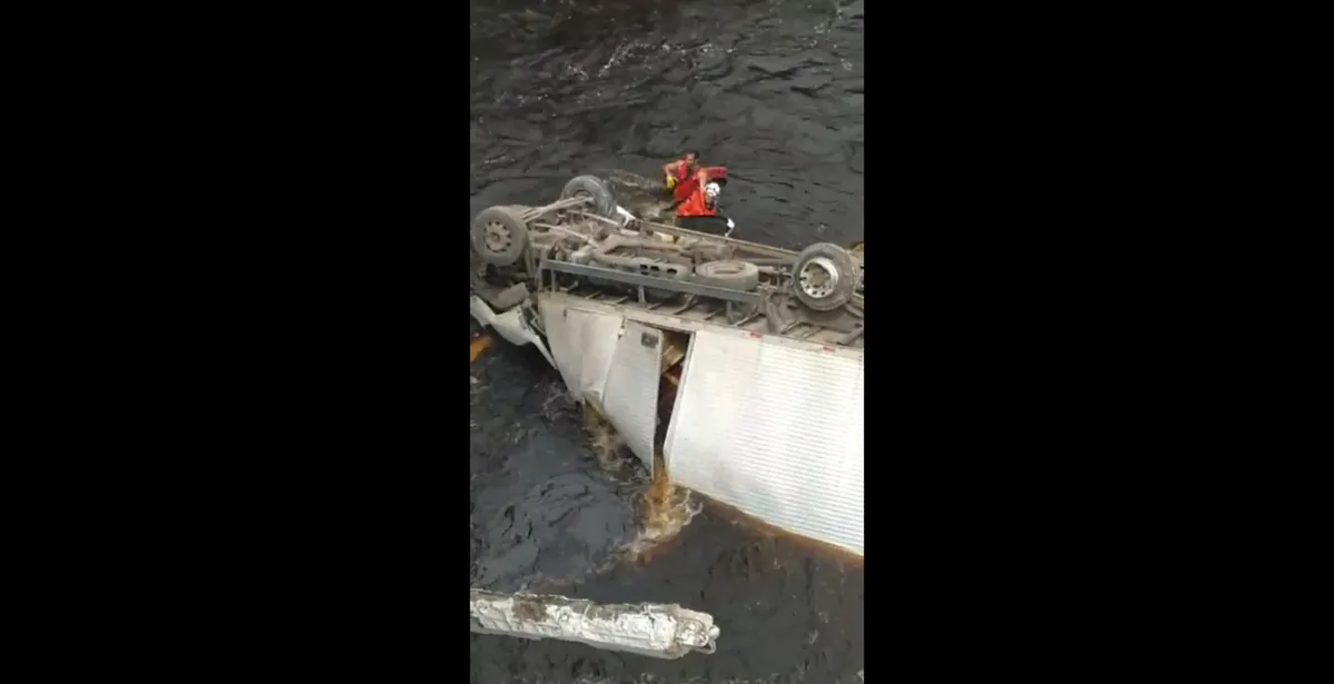 Carreta caiu no Rio Santo Antônio