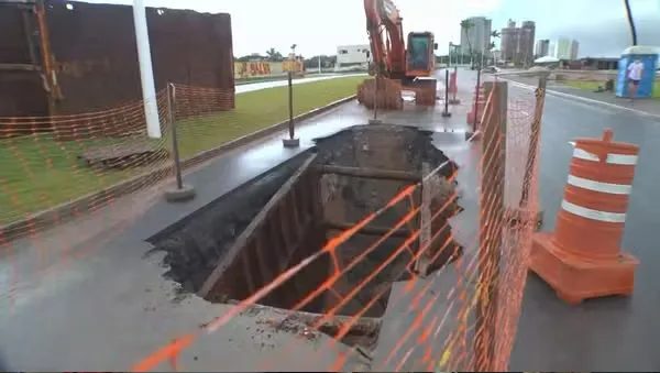 Imagem ilustrativa da imagem Cratera em pista causa transtorno na Av. Octávio Mangabeira