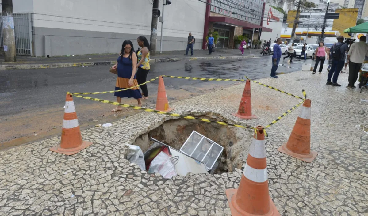 Chão cedeu numa calçada onde fica um ponto de ônibus