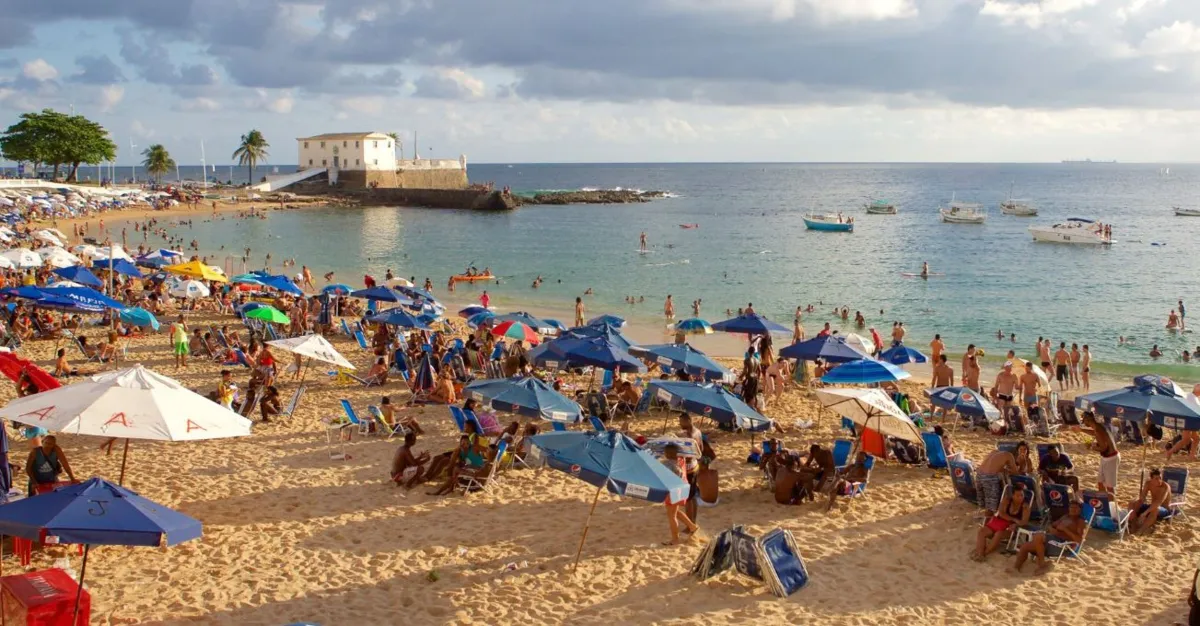 Praia da Barra é uma das mais visitadas de Salvador