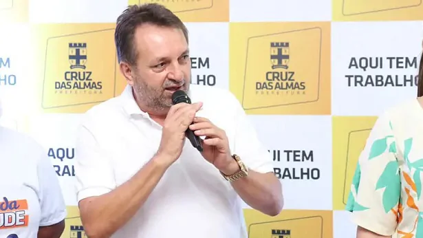 Prefeito Ednaldo Ribeiro durante ato na cidade