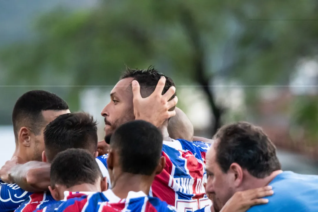 David Duarte comemora gol com companheiros de equipe