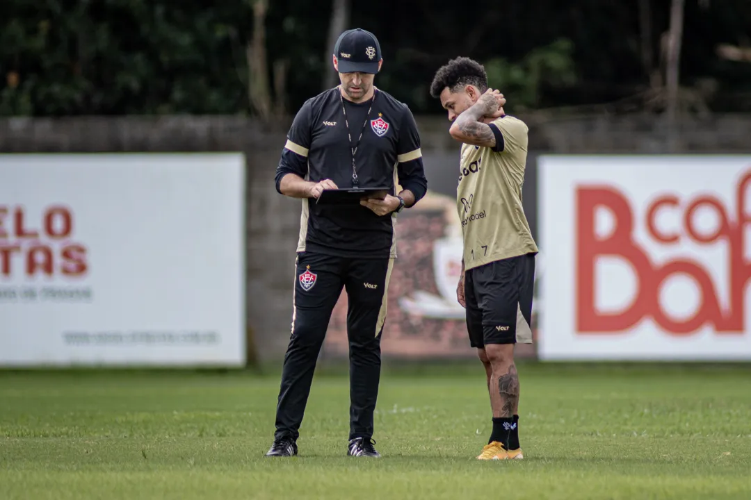 Léo Condé conversa com Matheusinho no treino deste sábado, 4