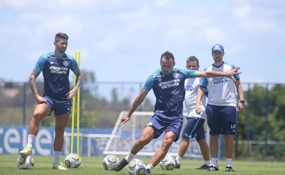 Jogadores realizaram último treino antes da viagem para Maceió.