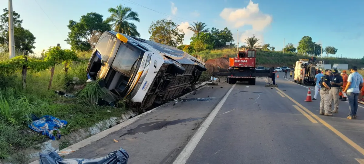 O acidente aconteceu no km 885, por volta das 4h30