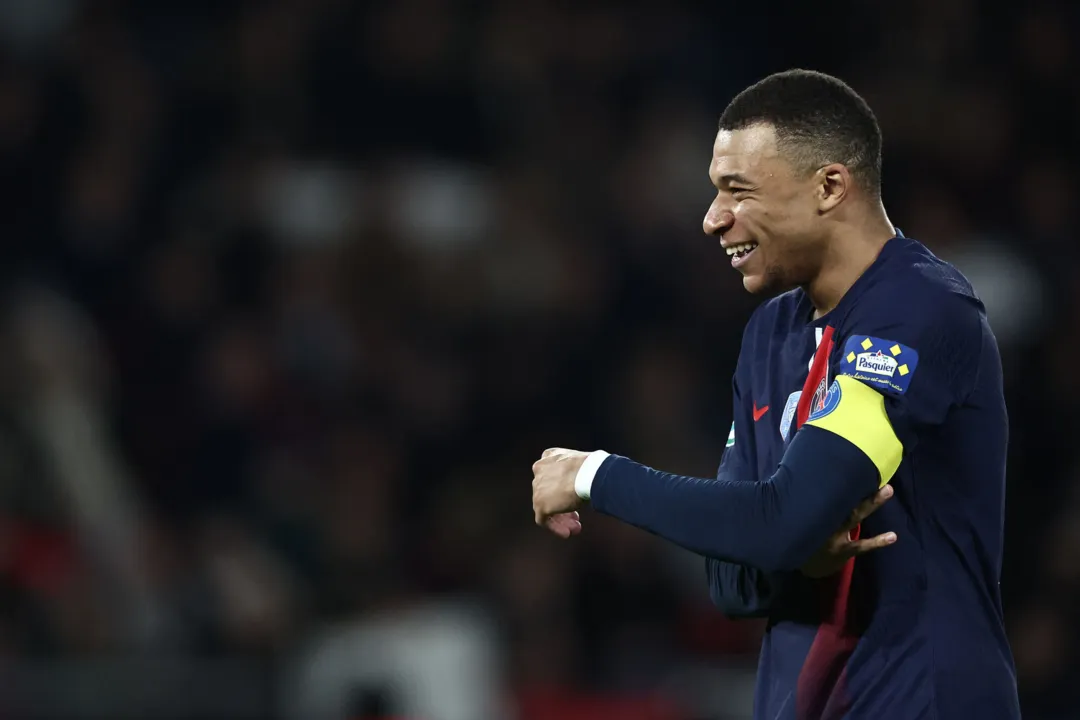 Mbappe com a camisa do PSG