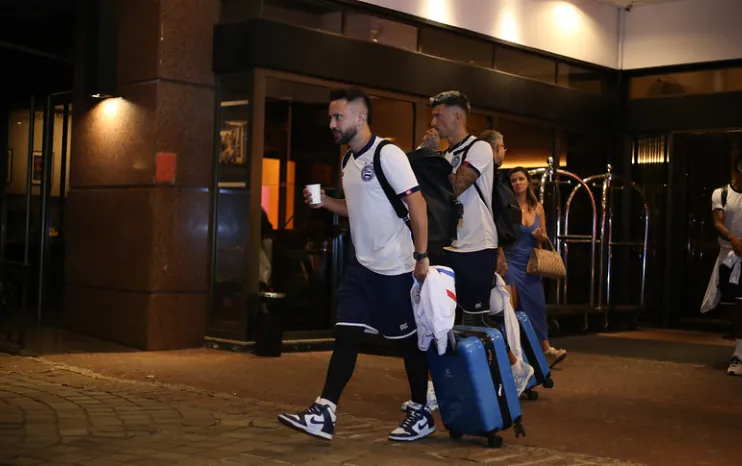 Delegação tricolor embarcando para Caxias do Sul.