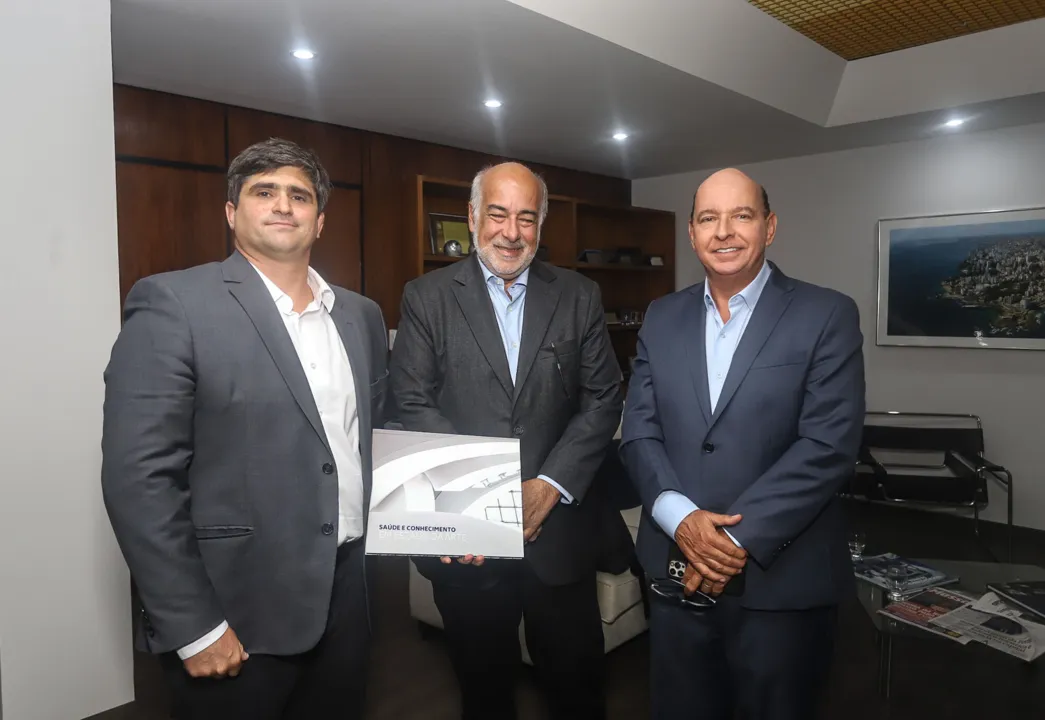 Na foto: João Mello Leitão, presidente do Grupo A Tarde, Henrique Neves, CEO do Hospital Albert Einstein e Luciano Neves, diretor de Relações Institucionais do Grupo A TARDE