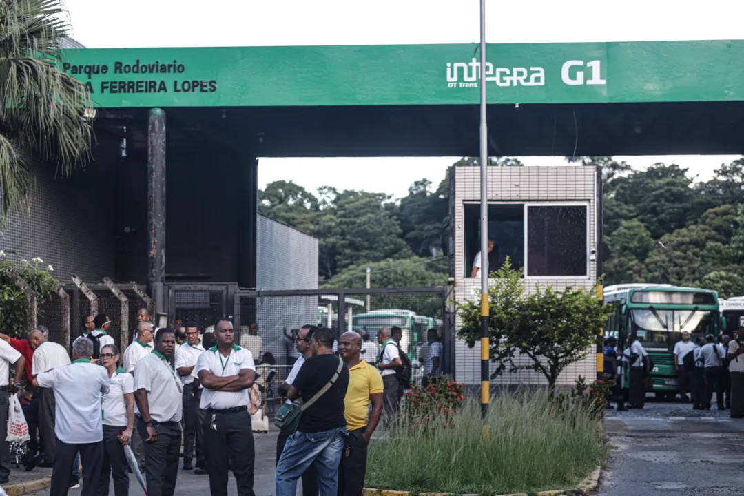 Ônibus só deixaram garagem por volta das 8h