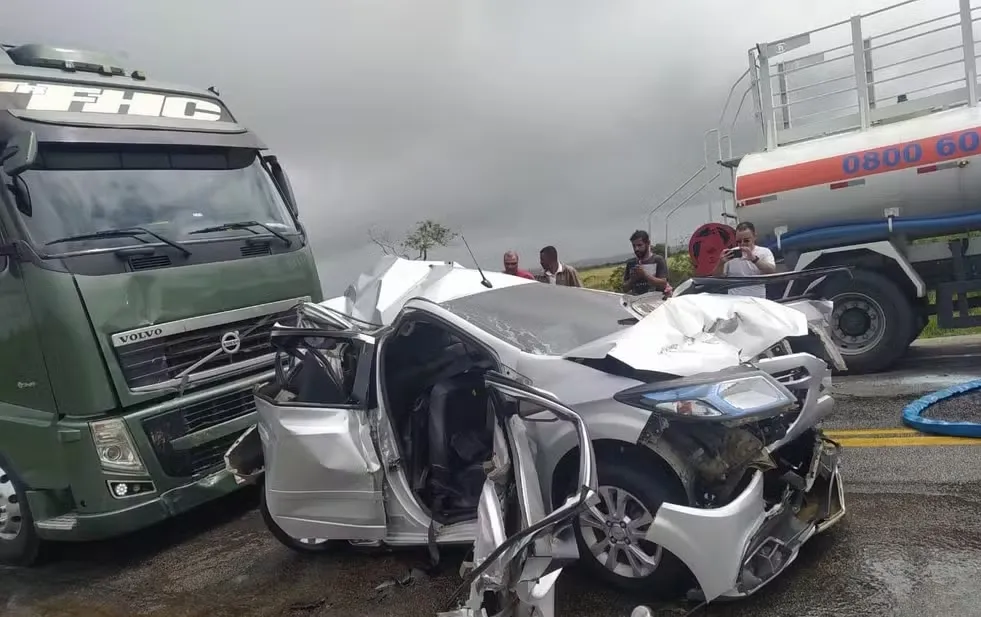 Dois dos quatro ocupantes do carro, que ficou destruído, precisaram de atendimento médico