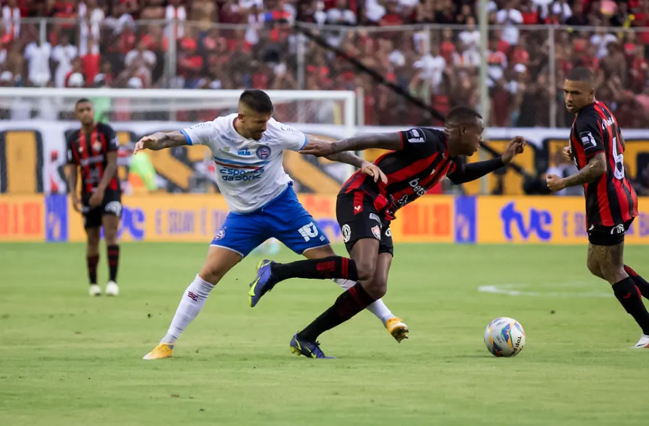 Everaldo e Dudu disputando a bola no último Ba-Vi.