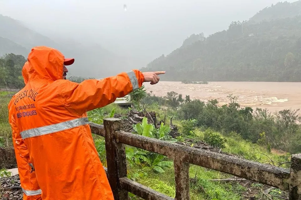 Equipes da prefeitura de Bento Gonçalves trabalhando durante tragédia climática