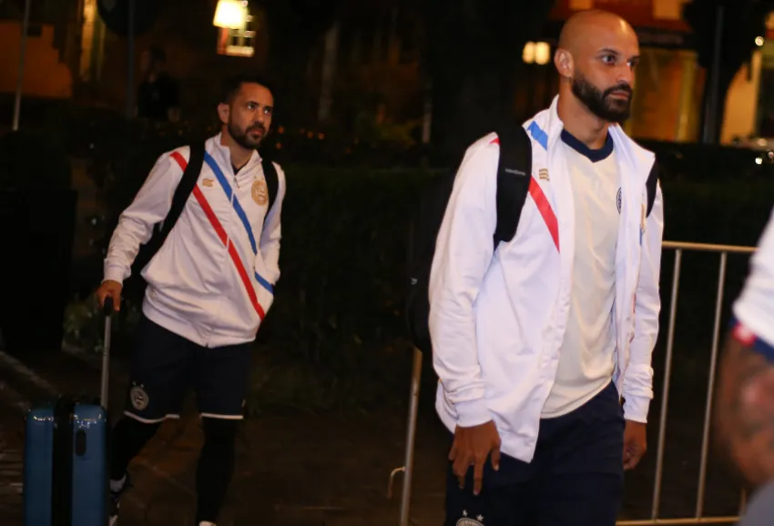 Delegação tricolor desembarcou em Porto Alegre na noite deste domingo