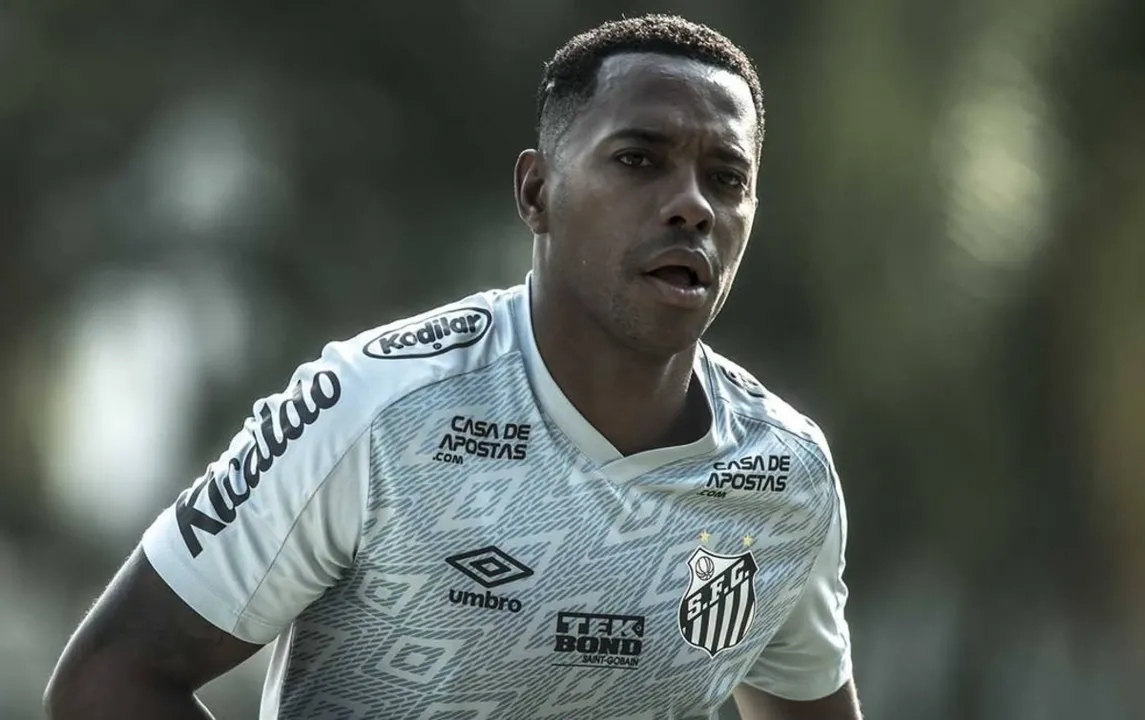 Robinho foi condenado a nove anos de prisão na Itália por participação em estupro coletivo