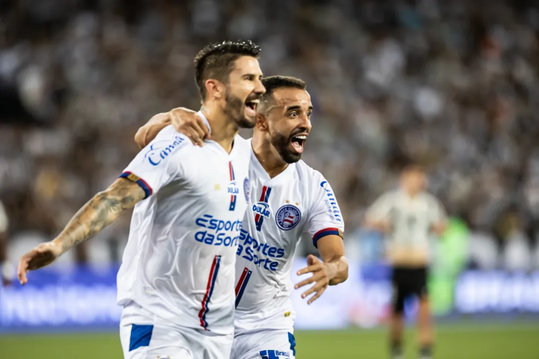 Everaldo comemorando gol no Brasileirão