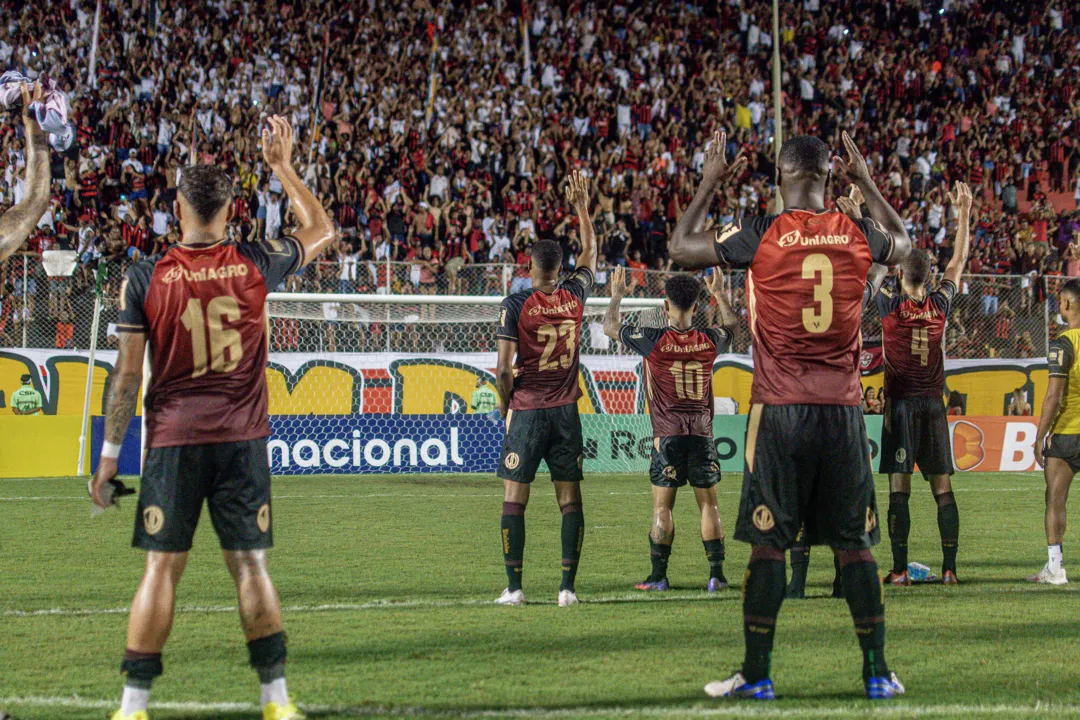 Jogadores após vitória sobre Itabaiana