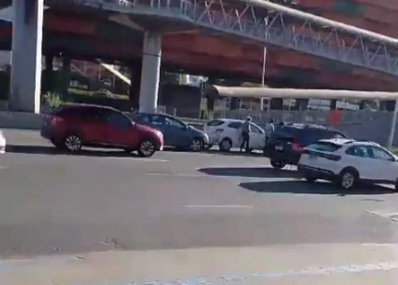 Três carros se envolvem em acidente na Estação Detran