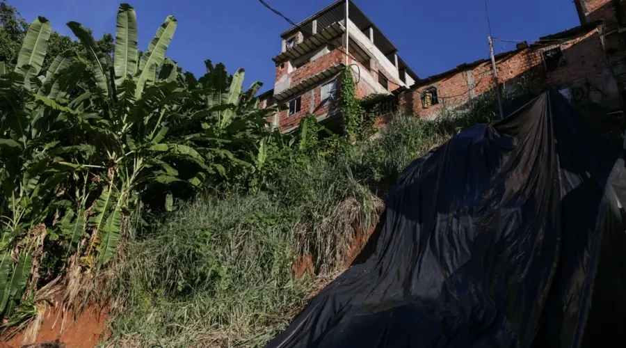 Lonas foram colocadas em áreas de riscos no bairro do Lobato